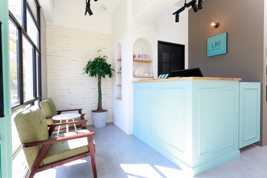 【所沢駅】≪土日祝休みOK≫≪社会保険完備≫≪月8～10日休み≫≪ママさん美容師の方歓迎≫≪20時までに退勤可能≫≪住宅手当あり≫お休みが多く、仕事とプライベートの両立が可能！スタッフの働きやすさを重視しています！「LAF.Hair&Life 所沢西口店（ラフヘアーアンドライフトコロザワニシグチテン）」からスタイリスト（美容師）の求人☆★