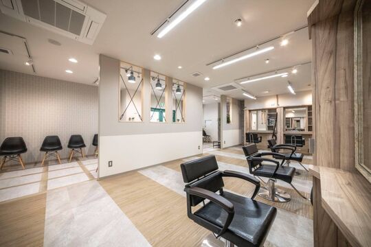 【片江】≪週休最大3日・月給25万円コースあり・車通勤OK・他店へヘルプ勤務無し・幅広い年齢層のスタッフが活躍・日曜日お休みOK≫ブランクがある方、幹部候補も大歓迎！！カットに自信のない方でも、丁寧に指導！座ってカットもOKなのでお身体の負担も少ないです。主婦の方も長くお仕事が出来る環境のカット専門店「quarters（クォーターズ）」からスタイリスト（美容師）の求人★☆