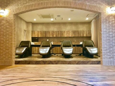 【東梅田】≪メインアシスタント月給21万円≫≪社会保険完備≫≪月8日休み、日曜も相談可能≫≪有給休暇あり！年10日≫美容室では取得しにくい有給休暇も当たり前！圧倒的な待遇で仕事もプライベートも充実させたい方にピッタリのお店です！「ACRO（アクロ）」からアシスタント(美容師)の求人☆★