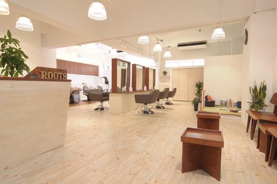 【緑地公園】≪月給30万円スタート≫≪完全週休2日制≫≪20時頃退勤可能≫≪社会保険加入OK≫ スタイリストのみのマンツーマンスタイル！スタッフの幸せがお客さまを幸せにする！和気あいあいとしたサロンなので、楽しく働いていけますよ！ママさん美容師も大歓迎「Roots hair（ルーツヘアー）からスタイリスト（美容師）の求人☆★