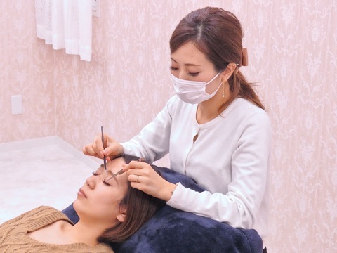 【博多駅】≪完全週休二日制・実働8時間・社会保険完備・朝礼やミーティングなし・売上ノルマなし≫経験を活かして働きたい方にオススメ！アイラッシュ・ネイルのメニューを提供するトータルビューティーサロン「nail&eyedesign To...（ネイルアンドアイラッシュトゥ）」からアイリスト（まつげエクステ・まつげパーマ・アイブロウ）の求人☆☆