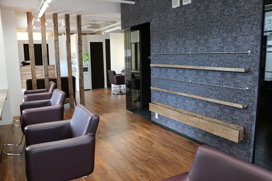 【池田駅】≪社会保険完備≫≪月給23万円スタート≫≪有給休暇あり≫≪19時には退勤可能≫正月休みや、GW休暇などお休みも超充実！新しいスタッフさんもどんどんお客様に入客することが可能です！スタッフ同士も仲が良い、地域密着型サロン「Hair Designers SILK（ヘアーデザイナーズシルク）」からスタイリスト（美容師）の募集☆☆