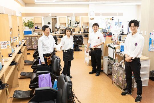 【井尻駅】≪社会保険完備≫≪理容学校学費負担制度あり≫≪社員寮アリ≫≪未経験・通信生・新卒生OK≫幅広い世代のスタッフさん達が活躍中！！店舗展開し安心してお仕事できる環境の「理容こうのいけ 井尻理容店（リヨウコウノイケイジリリヨウテン）」から理容師（見習い・中習・技術者）の求人☆★