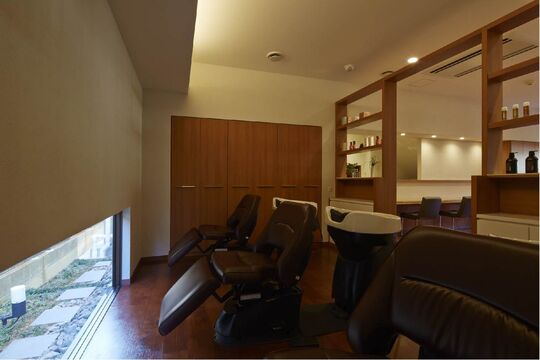 【西鈴蘭台】≪社会保険完備≫≪正社員は18時退勤可能≫≪有給休暇あり≫2階にパティシエ在籍のカフェ併設サロン！18時までに帰れるのでプライベートも大切にしながら働ける！「GRAND SUR（グランシュール）」からスタイリスト（美容師）の求人☆★