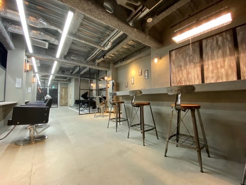 【新宿】◆社会保険完備・最短1年デビューの実績あり◆お客様の年齢層は20代がメイン、20代でも活躍して売れるスタイリストを目指せます！デザインカラーが特に人気のトレンドサロンです！自分だけの強みを作ったり、自分が好きな技術に特化した美容師も目指せる「Ameri 新宿（アメリシンジュク）」からアシスタント（美容師）の求人☆★