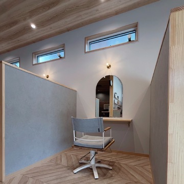 【綾部駅】≪完全週休2日制≫≪土日休みOK≫≪社会保険完備≫≪全席半個室≫≪有給休暇あり≫≪ママさん大歓迎≫≪マンツーマン施術≫売上ノルマなし！固定給＋店舗全体の売上に応じたインセンティブで安定＆やりがいを両立したサロン「coma（コマ）からスタイリスト（美容師）の求人★☆