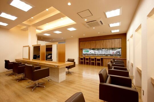 【泉が丘】 月給22万円以上  月8日休み・有給休暇あり  社会保険完備  19時営業終了  引越し費用10万円or寮を選択可能 安心して長く働いていけるように充実した条件が人気です！！「Hair Make Chura 泉ヶ丘店（ヘアーメイクチュライズミガオカテン）」からアシスタント（美容師・理容師）の求人☆★