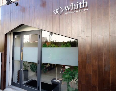 【川西能勢口】≪月給23万円～≫≪社会保険完備≫≪月8,9日休み≫≪平均19時台に退勤可能≫≪土日休みも相談OK≫半個室の落ち着いた雰囲気が人気！マンツーマン接客なので無理なくのびのびと働いていただけます。ライフスタイルに合わせた勤務ができるので、ママさん美容師スタイリストも大歓迎！「whith（ホワイス）」からスタイリスト（美容師）の求人☆☆