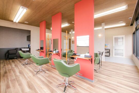 【春江】≪日曜定休日≫≪ブランクあるママさん美容師歓迎≫≪勤務時間の相談OK≫≪残業一切なし≫≪休憩あり≫自分に合った働き方ができ、急なお休みなどにも対応できるようにしてます！ママさん美容師にも働きやすい環境が整っているサロン「COLOR PLUS 春江店（カラープラスハルエテン）」からカラーリスト（美容師）の求人☆☆