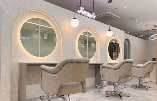 【藤が丘】最新の薬剤を導入し、トレンドを発信！某有名システムトリートメントも使用しており、単価UPも狙いやすい環境です！自分に合った入客スタイルと希望時間で働ける「MoanA by Lana（モアナバイラナ）」からスタイリスト（美容師）の求人★☆