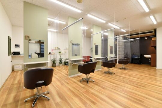 【ベル前】≪日曜定休日≫≪完全週休二日制≫≪休憩あり≫お子さんがいるママさん美容師も安心して働ける環境！！急なお休みなどにも対応できるようにしてるので何でもご相談ください！！「COLOR PLUS 種池店（カラープラスタナイケテン）」からカラーリスト（美容師）の求人☆☆