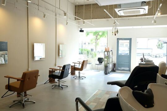 【新大宮】≪自由出勤制≫独立前にシミュレーションしたい方にはオススメ！あなたの顧客様を施術できる場所をお貸します。フリーや新規の入客もOK！「DEFI（デフィ）」からスタイリスト（美容師）の求人☆★