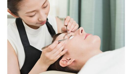 【烏丸】≪月給30万円スタート≫≪毎週日曜休みもOK≫≪有給休暇あり≫安心の研修制度で未経験の方が多数活躍中！ライフスタイルに合わせて働けます！抜群の福利厚生があり離職率の低い働きやすい会社です！「memoto 四条烏丸店（メモトシジョウカラスマテン）」からアイリスト（まつげエクステ・まつげパーマ・アイブロウ）の求人☆★☆