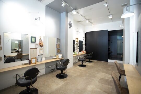 【西大橋】≪月8日休み&有給休暇あり≫≪早帰り制度あり≫≪社会保険加入制度あり≫≪パート・アルバイトも募集中≫可愛いインテリアでまとまったカジュアルヘアサロン！売上に応じて最大60％還元の歩合制移行も可能！「gosso horie（ゴッソホリエ）」からスタイリスト（美容師）の求人☆★☆