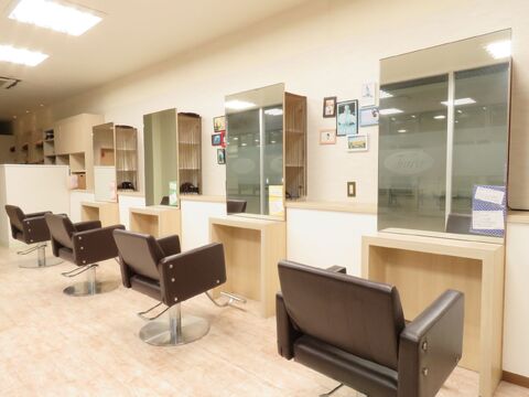 【千早駅】≪高月給スタート・お休み日数選択OK・社会保険完備・日曜日お休みOK≫充実した福利厚生で長くお仕事できる環境♪毎月多くのお客様がご来店される「Tiara JR千早駅店（ティアラジェイアールチハヤエキテン）」からスタイリスト（美容師）の求人☆☆