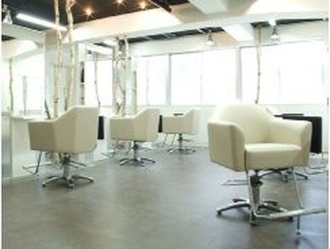 【市川駅】◇◆日曜休みあり・月8日休み・産休育休制度あり・社会保険完備◆◇月給25.5万円スタートと好待遇！サロンワーク以外の活動も盛んで、美容師としていろいろな事にチャレンジできます♪“GRAND TRUTH  市川店（グランドトゥルースイチカワテン）からスタイリスト（美容師）の求人★☆