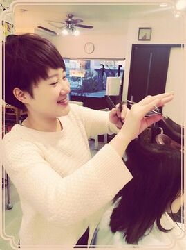 【松ヶ丘】≪月8,9日休み・未経験OK・新卒生OK・社会保険完備・ヘアセットや着付けが学べる・日曜定休あり≫アシスタントさんも歩合あり！！頑張った分はお給与に還元されます！地域密着型で多くのお客様に愛されているヘアサロン「1/f HAIR GARDEN（エフブンイチヘアガーデン）」からアシスタント（美容師）の求人☆★