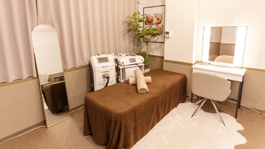 【心斎橋】美容業界経験者の募集！≪社会保険完備≫≪完全週休2日制≫≪日曜定休≫≪マシンメインの施術≫≪髪色・ネイル自由≫美容整形のダウンタイム期間を縮めるための施術を行うサロン！「術後の女神（ジュツゴノメガミオオサカシンサイバシテン）」からエステティシャン（エステ）の求人☆☆