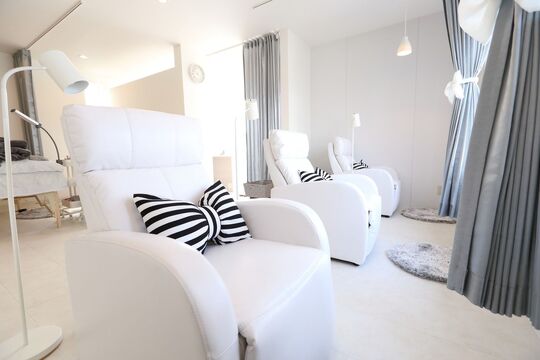 【三河八橋】◆日曜休みあり・休日数、勤務時間の選択可能◆独自で技術を開発する実力派！世界大会で受賞歴多数のオーナーさん在籍！長く活躍できる安心の待遇面が魅力です！女性が働きやすいサロン「CONJU（コンジュ）」からアイリスト（アイデザイナー・まつげエクステ）の求人☆☆