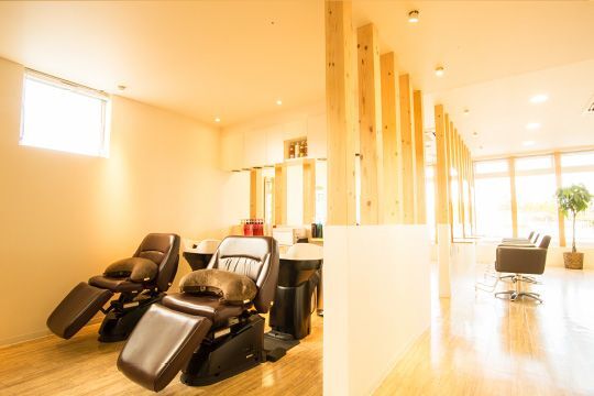 【久喜駅】■平均退社19時台・月9日休み選択可能・産休育休制度あり・社会保険完備■幅広い年齢層のスタッフさんが活躍しています！ママさんスタイリストさんも大歓迎！今までの経験を活かして長所を伸ばせるサロン！「hairshop N&A 久喜菖蒲店（ヘアーショップエヌアンドエークキショウウラテン）」からスタイリスト（美容師）の求人☆★