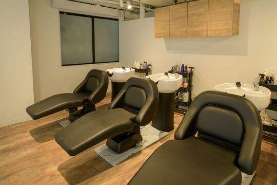 【平塚駅】◆指名売上50％還元・フリー売上40％還元◆月収50万円以上のスタッフ多数在籍◆融通が利きやすいので、ママさんスタイリストも働きやすい環境が整っています。幅広い薬剤のラインナップで、クオリティを維持しつつ単価UPも狙いやすい「Familia by little 平塚（ファミリアバイリトルヒラツカ）」からスタイリスト（美容師）の求人★☆