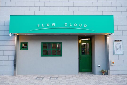 【泉大津駅】≪完全週休2日≫≪有給休暇あり≫≪実働8時間≫≪社会保険完備≫お客様から「こんなことまでしてくれるの！ 」という驚きの声も！丁寧に、しっかりお客様と関わる地域密着サロン「FLOW CLOUD（フロウクラウド）」からスタイリスト（美容師）の求人☆☆