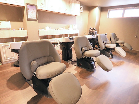 【上大岡】≪完全週休2日制・髪質改善がウリ・完全マンツーマン≫集客に力を入れているので、収入も安定！上質なケアが人気の「emue 上大岡店（エミューカミオオオカテン）」からスタイリスト（美容師）の求人☆★