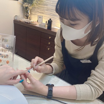 【イオンモール高知】≪月休8日・社会保険完備・実働8時間・指名料全額還元≫経験の有無に関わらず活躍できる環境！先輩スタッフから丁寧に技術指導します！アイラッシュ・ネイルを取り扱うトータルビューティーサロン「lolo. by Rayche（ロロバイレイチェ）」からネイリスト（ネイル）の求人☆☆