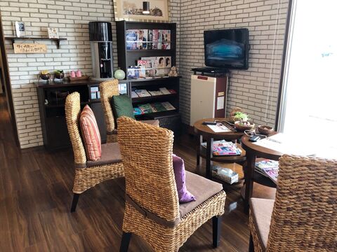 【浜田】≪19時までに退勤可能≫≪GW休みあり≫≪営業中レッスン≫≪頑張り次第で2年でデビュー可能≫≪社会保険完備≫福利厚生が整った環境！ほぼ営業中にレッスンを行い、頑張り次第で早期デビューも可能。スタッフのチームワークが良く、楽しく働けるサロンです「Merry Merry（メリィメリィ）」からアシスタント（美容師）の求人☆★