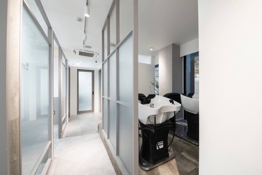 【博多駅】≪完全マンツーマン接客・全席半個室・入客チャンスあり≫高単価を狙えるメニュー構成なのでお客様ひとりひとりとしっかり関わり高い収入を狙えます。勤務時間・日数の相談もできプライベートを充実できる業務委託ヘアサロン「share salon O.a.K（シェアサロンオーク）」からスタイリスト（美容師）の求人☆★