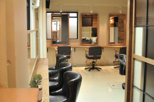 【鳴尾】≪完全週休2日≫≪社会保険完備≫≪実働8時間≫≫有給休暇ありと福利厚生も充実！大阪・兵庫圏内で店舗展開しているヘアサロン「BIGOUDI salon 武庫川（ビグディーサロンムコガワ）」からアシスタント（美容師）の求人★☆