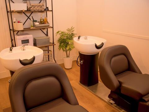 【近鉄八尾】≪休憩1時間あり≫≪土日休み相談OK≫落ち着いた雰囲気のある木目調のオシャレサロン！営業が終わり次第退社可能！アットホームで働きやすい環境「noi（ノイ）」からスタイリスト（美容師）の求人☆☆