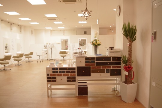 【新下関】≪社会保険完備・残業ノルマ一切無し・10連休も取得OK≫営業中のレッスンを中心に技術を学び平均2年でスタイリストデビュー可能！！今までの美容師歴が給料に反映され高収入！残業なし！ワークライフバランスを大切にしているヘアサロン「 美容室プリュ新下関店（ビヨウシツプリュシンシモノセキテン）」からアシスタント（美容師）の求人★☆