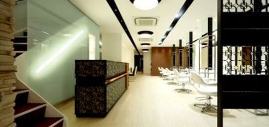 【都島】 月8日休み  最短2年デビュー  社会保険完備 地域で大人気のトータルビューティーサロン☆充実の教育体制があり、売れるトップスタイリストに！コレクション参加や雑誌のヘアメイクなどクリエイティブ活動に積極的で美容師としてやりがい十分★WiLL(ウィル)からアシスタント（美容師）の求人☆★☆