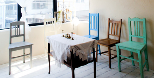 【西京極】≪髪質改善に特化した美髪サロン≫≪月給30万円以上も可能≫≪社会保険完備≫≪有給休暇あり≫感動をコンセプトにお客様と関わります、新規のお客様は全て任せていただけるので、カット入客チャンスが多いのは魅力◎アンティーク調の店内でゆったりと働いていく事ができますよ「emue（エミュー）」からスタイリスト（美容師）の求人☆★