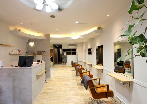 【長住】≪退職金制度あり・車通勤OK・ネイリストも募集中≫ママさんスタッフさんも在籍しており子育て中の方も安心して働けます！美容室・ネイル・ジムなど幅広いメニューを導入しているトータルビューティサロン「natural hair garden Schop（ナチュラルヘアーガーデンスコップ）」からスタイリスト（美容師）の求人☆★