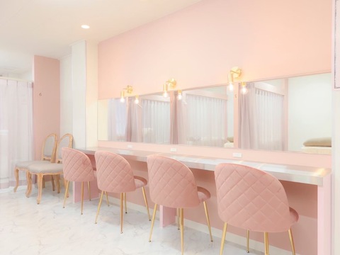 【枚方市駅】≪未経験者もOK≫≪月8日休み≫≪社会保険完備≫≪モデル集めのサポートあります≫≪アイリスト兼ネイリストも募集中≫研修中もお給料あり！レッスン残業は一切ないので、負担なく取り組める！沢山の最新技術を導入したトータルビューティーサロン！「PLATINUM DOLL 枚方店（プラチナムドールヒラカタテン）」からアイリスト（まつげエクステ・まつげパーマ・アイブロウ）の求人☆☆