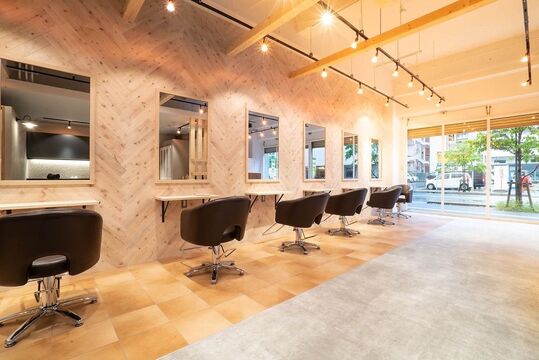 【元町】《1年でスタイリストデビューが可能！》《社会保険完備》《月8日休み》キャリアアップがどんどん出来る環境、20代の女性を中心に支持されるサロン「Cecil hair 神戸元町店（セシルヘアー コウベモトマチテン）」からアシスタント(美容師)の求人★☆