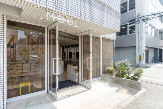 【西中島南方】≪交通費全額支給≫≪完全週休2日制&有給休暇≫≪平均19時退勤≫≪社会保険完備≫≪アイラッシュ兼任OK≫≪営業中レッスン≫≪最短2年デビュー≫髪質改善&ショートスタイルが人気のヘアサロン！「MOOL hair 西中島店（モールヘアーニシナカジマテン）」からアシスタント（美容師）の求人★☆