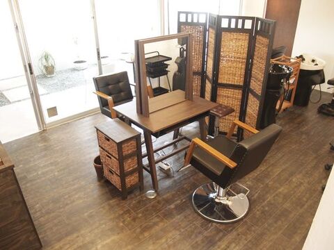 【読谷村】≪月休8日≫≪パートアルバイト時給1023円〜≫パート・アルバイトさんも大募集！！退勤時間も早いのでプライベートの時間も大切にできますよ！！興味があればエステも学べるヘアサロン「ほっこり 美容村 アトリエ（ホッコリビヨウムラアトリエ）」からスタイリスト（美容師）の求人☆★☆