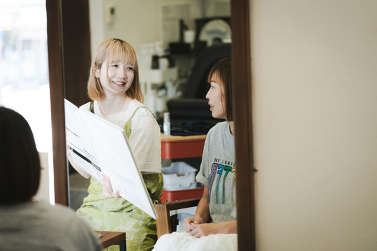 【北加賀屋】≪最短2年でデビュー可能≫≪営業中レッスンOK！≫≪社会保険完備≫≪完全週休2日制≫≪実働8時間≫≪客単価1万円以上≫未経験、新卒生でも安心のカリキュラムを使ったレッスン体制！「lotti（ロッティ）」からアシスタント（美容室）の求人★☆