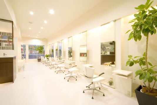 【楠】 月30万円保証あり 人気ヘアサロングループ☆歩合制 個人売上50〜65％＋指名料100％還元 郊外型の人気サロン☆完全マンツーマン&高単価な仕事を行うことが出来る環境です！「LOAOL KUSUNOKI（ロアールクスノキ）」からスタイリスト（美容師）の求人☆★