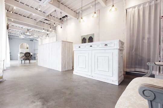 【JR八尾駅】≪完全週休二日制＆社会保険完備≫新規のお客様は優先的に入客させてもらえるので、顧客作りをしていけますよ！都心部で活躍されたオーナーさんが手掛ける地域密着型お洒落サロン「chouette（シュエット）」からスタイリスト（美容師）の求人☆☆