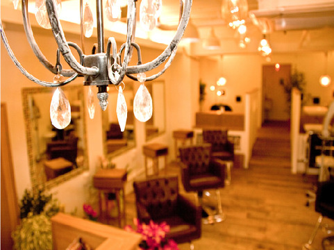 【茨木】土日の平均退社時間18時!!気さくなスタッフさんばかりなので楽しく働いていくことができますし、レッスンは自分のペースでやっていけるのも魅力☆入客チャンスもあるので、スタイリストになった時も安心ですよ♪soie(ソワ)からアシスタント(美容師)の求人★☆