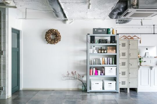 【山の街】≪完全週休2日≫≪実働8時間≫≪社会保険完備≫≪時短勤OK≫≪土日休みOK≫≪有給休暇あり≫≪年末年始休暇あり≫営業中のレッスンOK！少人数でアットホームな環境！「shed.（シェド）」からアシスタント（美容師）の求人☆★