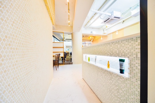 【西宮北口】≪月給22万円〜≫≪月8日休み≫≪社会保険完備≫≪土日月1日休みOK≫努力次第で1年半でスタイリストデビュー可能！！早期スタイリストデビューをしたい方にはピッタリの環境!駅から徒歩1分と好立地のアットホームサロン「arch for hair（アーチフォーヘアー）」からアシスタント（美容師）の求人☆★