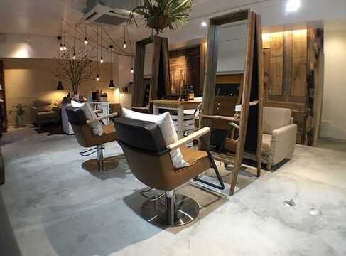 【博多駅】≪社会保険完備・完全週休二日制・時短勤務相談OK≫週に1度、時短勤務あり♪ダメージレスにこだわり、ヘッドスパにも力を入れているオーガニックサロン「SQUARE*UNO HAKATA（スクエアウーノハカタ）」からアシスタント（美容師）の求人☆☆