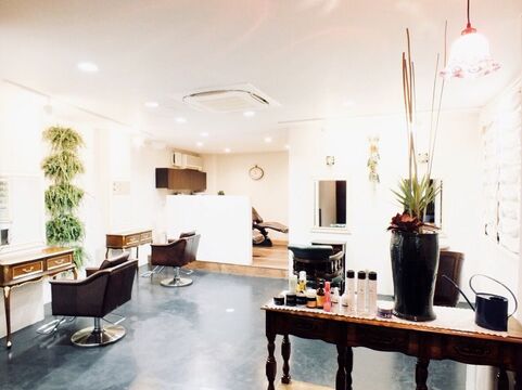 【鳳】≪月8日休み≫≪有給休暇あり≫≪月給20万円以上≫オシャレ層のファンも多数！スタッフの強みを伸ばすレッスン体制で一人ひとりの夢をサポート！人とのつながりを大切に笑顔が溢れるAnna hair（アンナヘアー）からアシスタント（美容師）の求人☆★