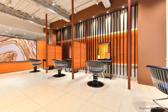 【高槻市駅】≪デビューまで最短1年≫≪月8日休み≫≪社会保険完備≫≪20時までに退勤OK≫朝レッスンのみなので、プライベートの時間も大事にできます！兼任でアイラッシュとネイルもできるトータルビューティーサロン！様々な技術が身に付きます「NOISM OSAKA（ノイズ オオサカ）」からアシスタント（美容師）の求人☆★☆