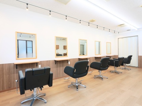 【鮫洲】≪社会保険完備≫≪土日どちらかの固定休みOK≫≪引っ越し支援制度あり≫正社員・パート・業務委託から選択OK！30～60代の幅広い年齢層の方が利用する地域密着型サロン「TSUNE（ツネ）」からスタイリスト（美容師）の求人